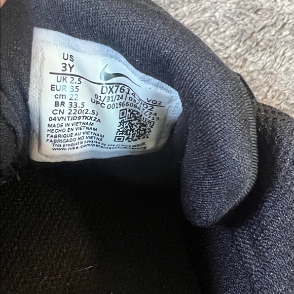 Never worn boys Nike shoes - Picture 3 of 4